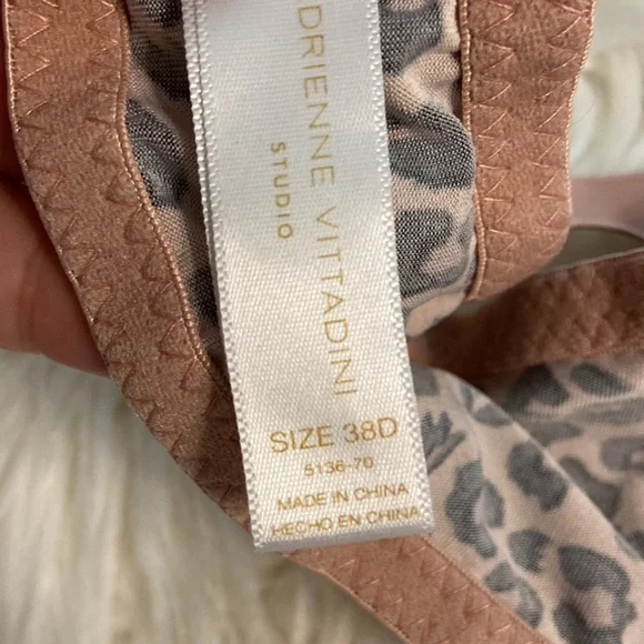 Adrianne Vittadini Bra size 38D excellent condition cheetah design - Picture 6 of 12